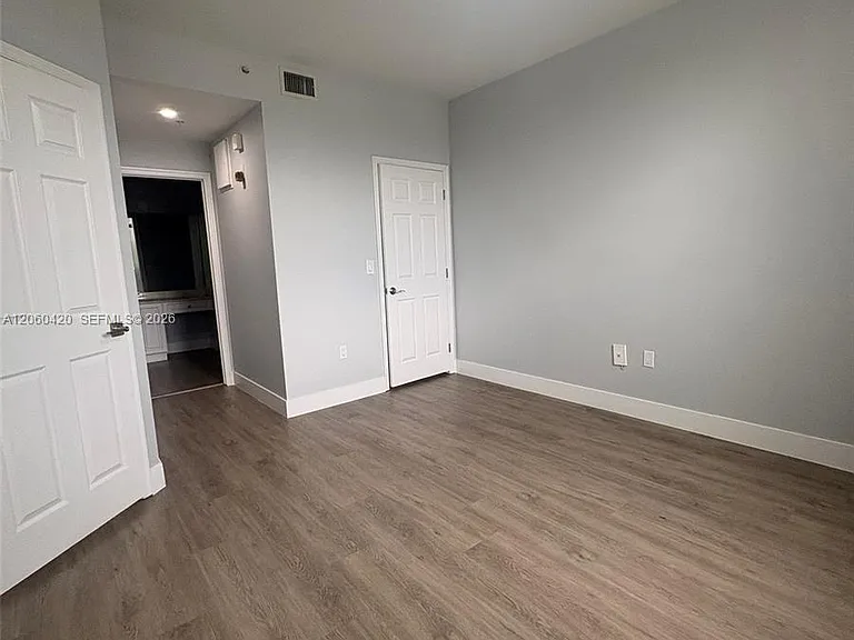 2100 Greenview Shores Blvd #513 — Photo 11