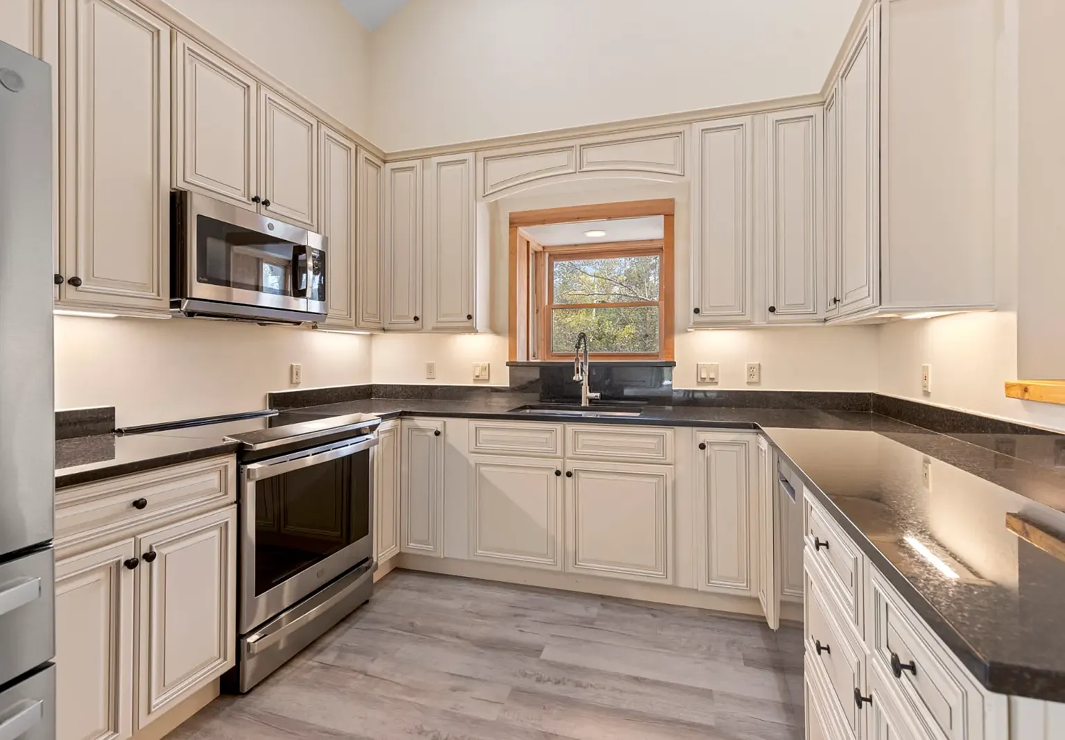 3 bed, 1565 sqft, $4,200 — Photo 3