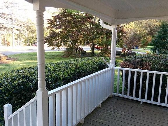 3rd image of 421 Creekside Ln