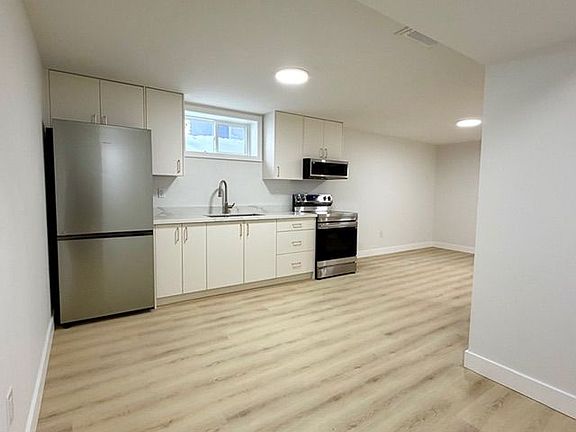 3rd image of 293 Glebemount Ave
