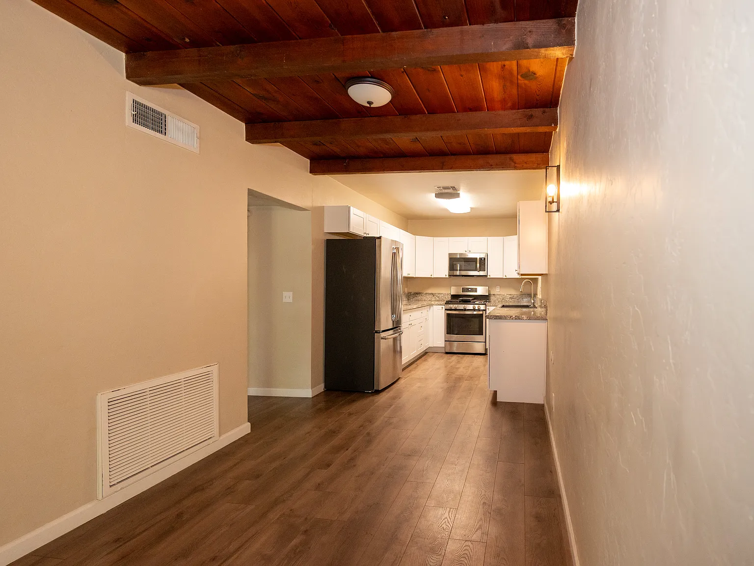 4 bed, 1940 sqft, $2,695 — Photo 3