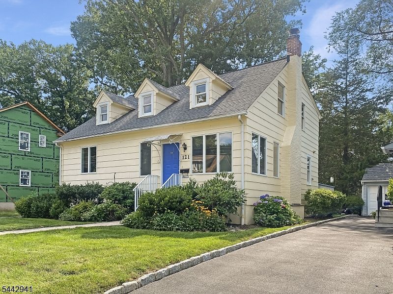 1st image of 121 Columbia Ave