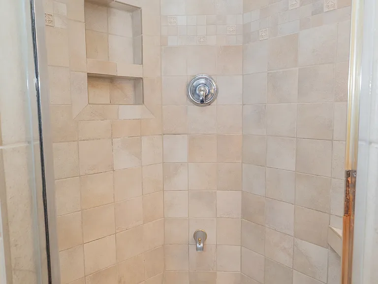 944 Lakeview Dr — Photo 34