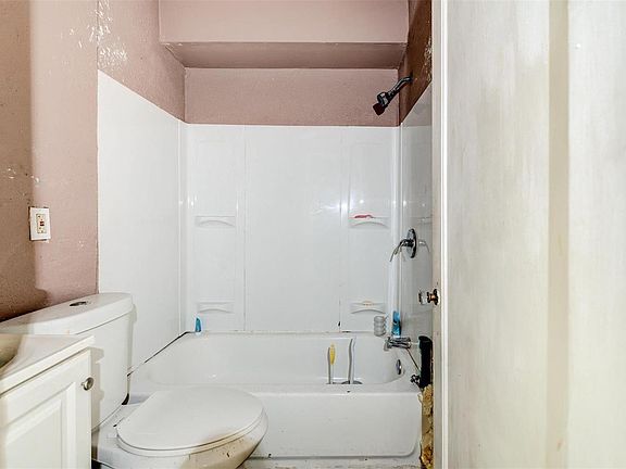 3rd image of 4744 Ashland Ave