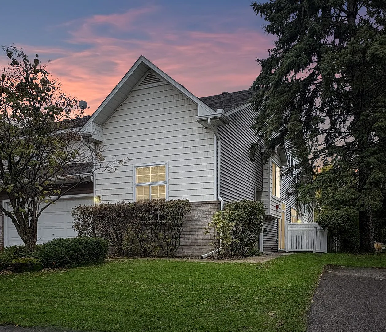 2 bed, 2.0 bath, 1424 sqft, $2,045 — Photo 2