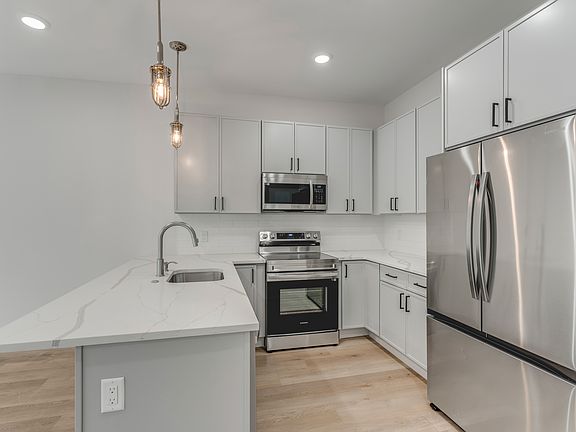 3rd image of 401-7 E Walnut Ln #1B-1Ba