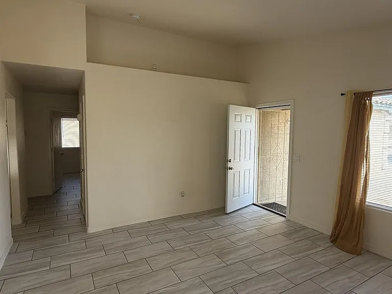 8563 W Mission Ln — Photo 8