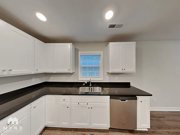 733 Hillside St — Photo 4