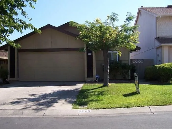 2205 Greenfield Dr photo 1