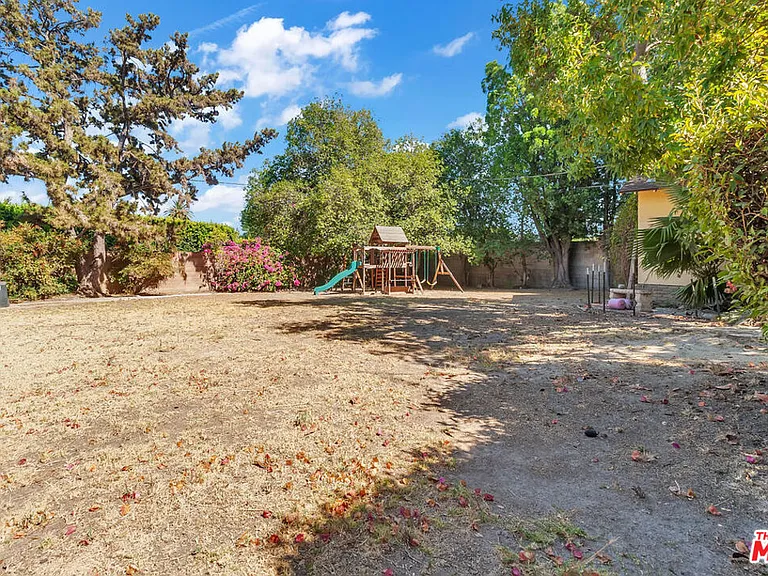 9322 Lasaine Ave — Photo 37