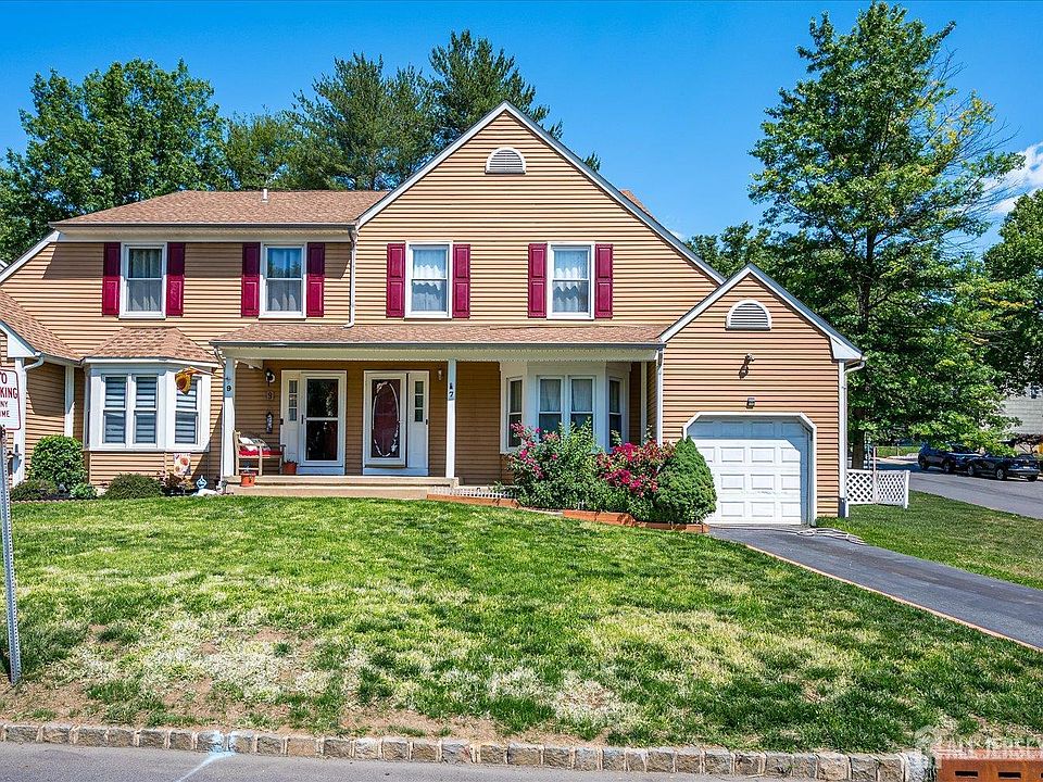 1st image of 7 Buttonwood Dr