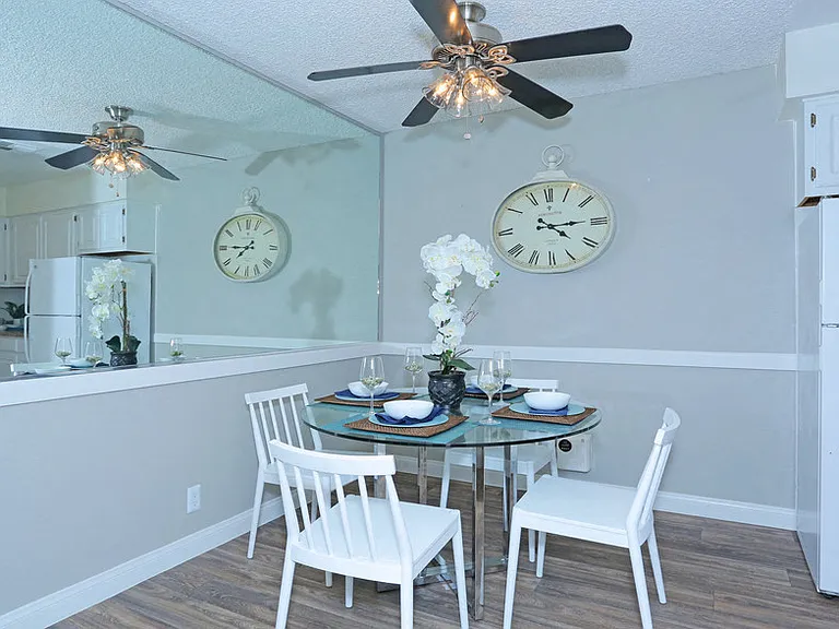 Sunset Pointe Apartments — Photo 25