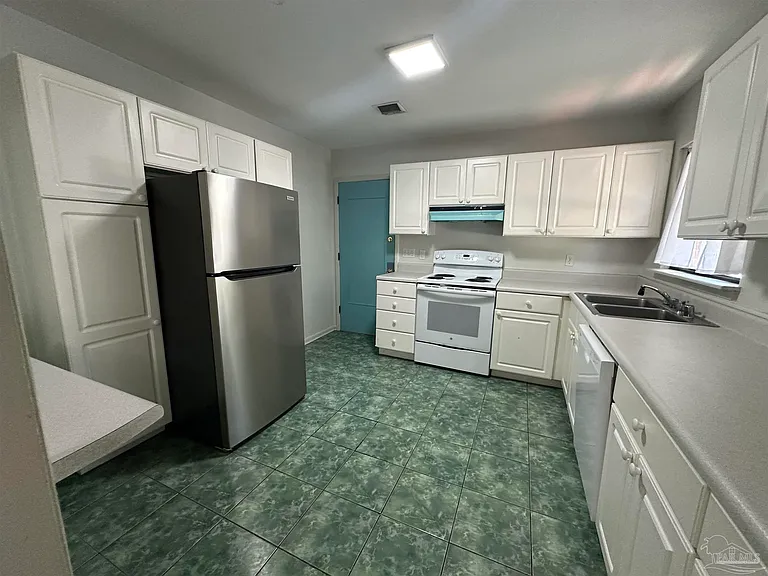 3801 Forest Glen Dr — Photo 6
