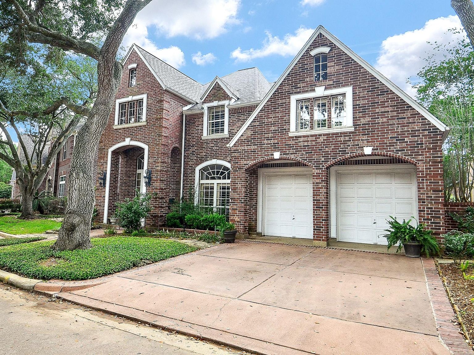 19 Ambleside Crescent Dr