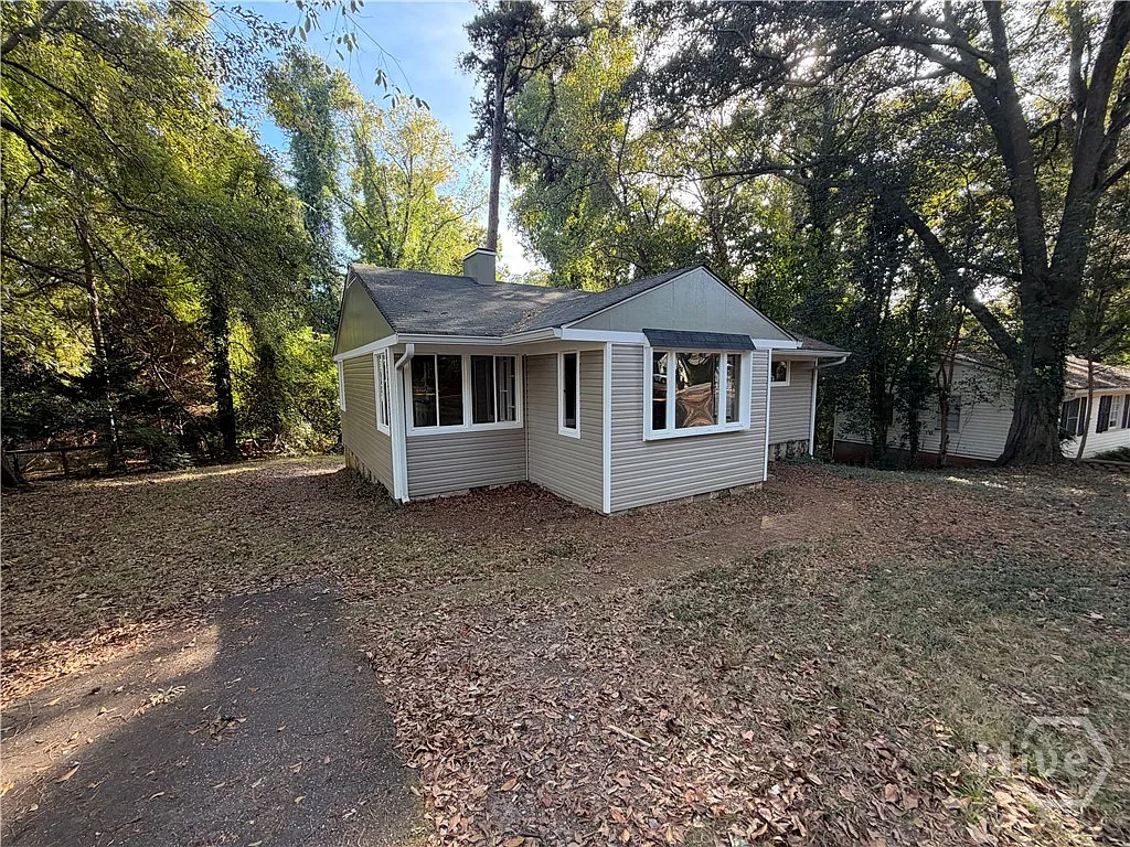 3 bed, 1.0 bath, 1032 sqft, $1,900 — Photo 2
