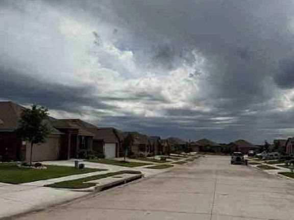 Exterior Neighborhood (street photo)