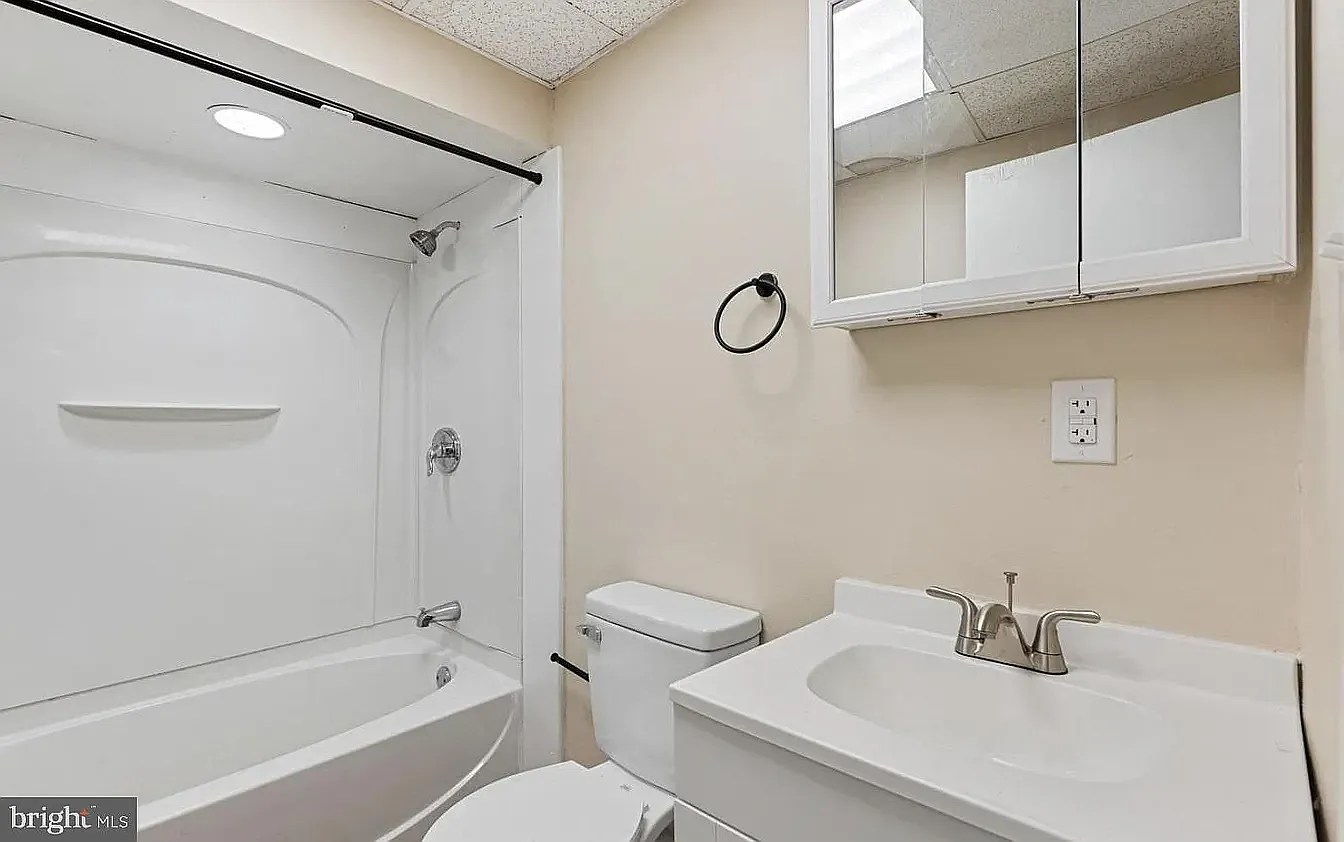 3 bed, 1000 sqft, $1,995 — Photo 2