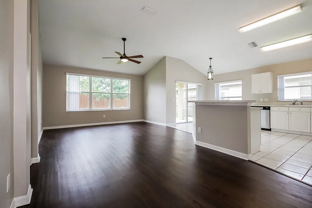 3 bed, 2.0 bath, 1716 sqft, $2,460 — Photo 3