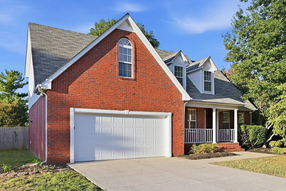 4 bed, 2.5 bath, 2338 sqft, $2,280 — Photo 2