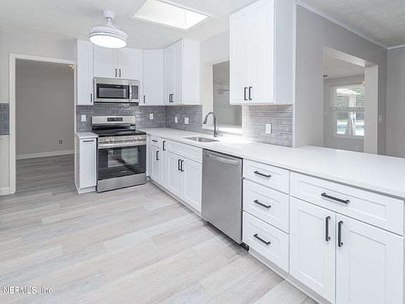 3rd image of 1701 AZALEA Drive