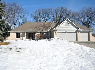 13820 W Maple Ridge Rd, New Berlin, WI 53151