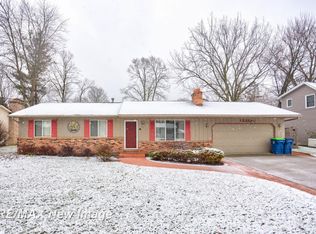 1222 N Frost Dr, Saginaw, MI