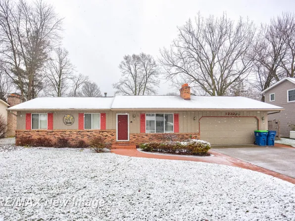1222 N Frost Dr, Saginaw, MI 48638
