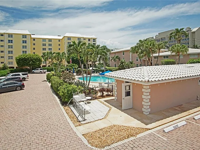 1910 Gulf Shore Blvd N #102 — Photo 14