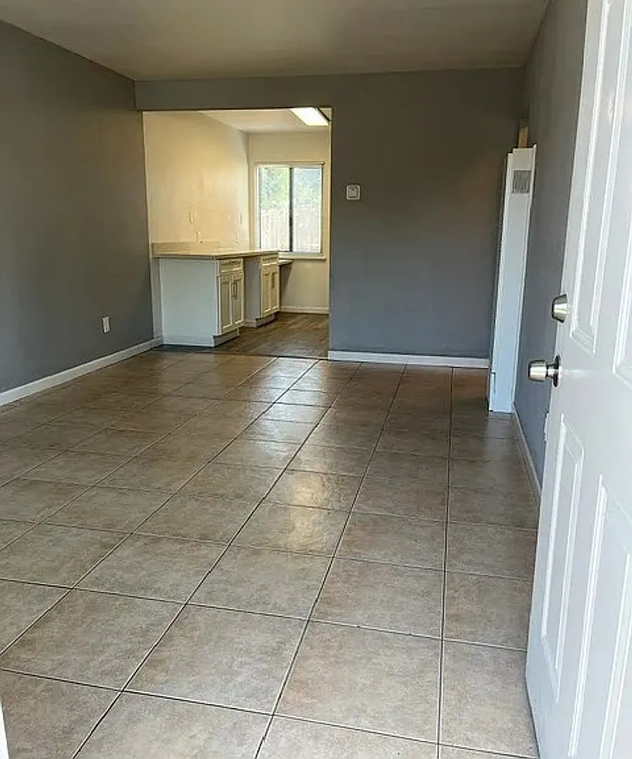Updated 2 Bedroom Unit in a Great Martinez Location! — Photo 2