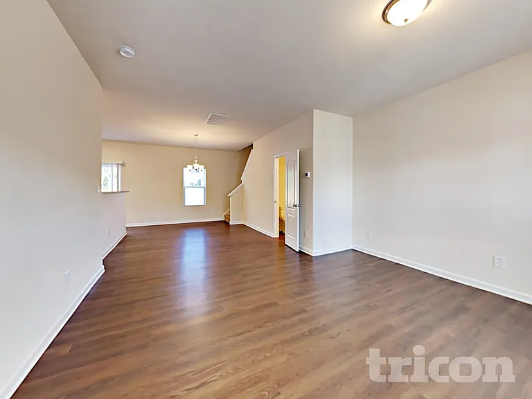 1357 Waylon Ave — Photo 4