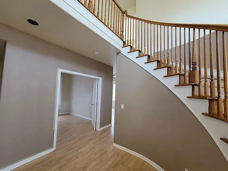 2377 Yorkshire Dr — Photo 4