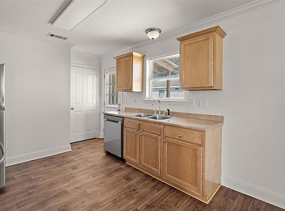 5th image of 415 W 33rd Ave