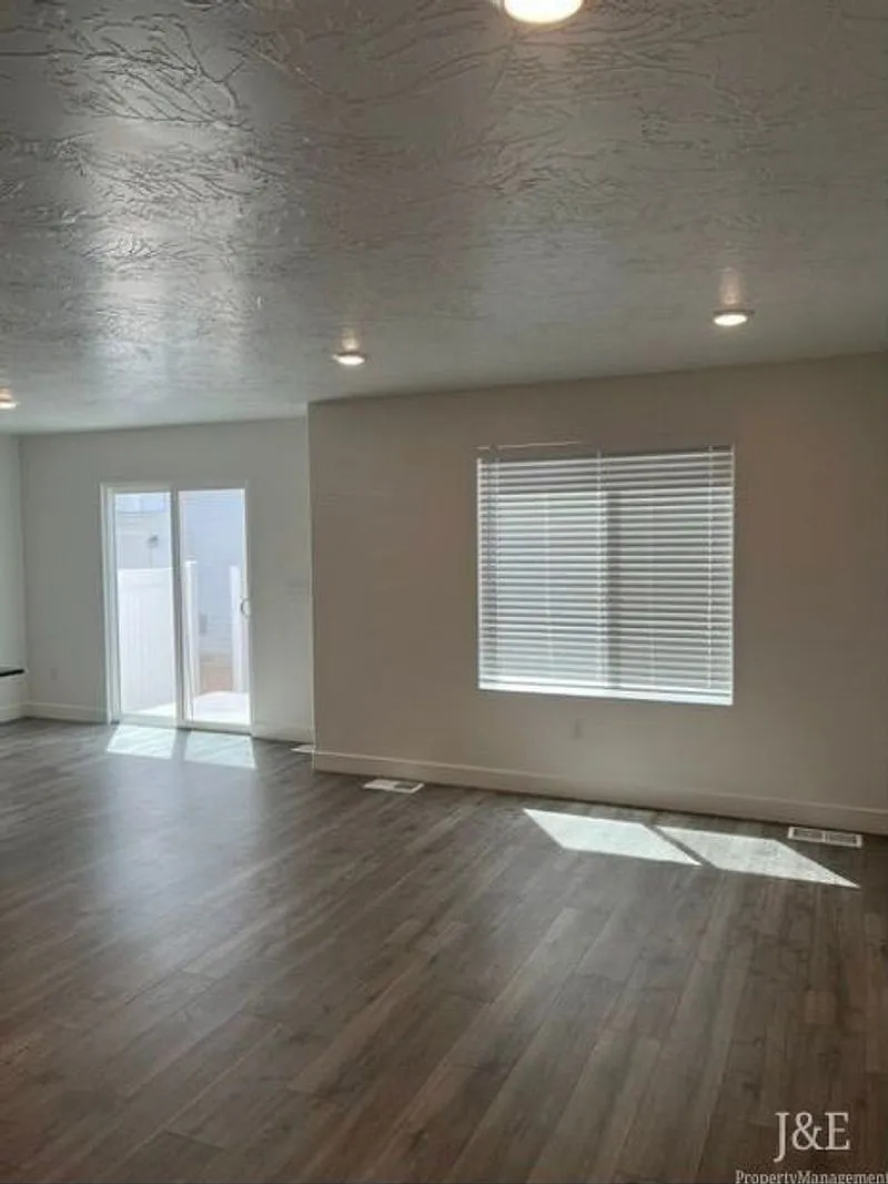 New 3 Bd **Immaculate Condition** — Photo 3