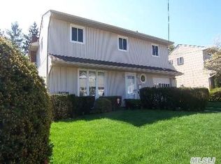 6 Cedar Dr E, Plainview, NY 11803