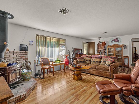 5th image of 1030 Red Mountain Dr