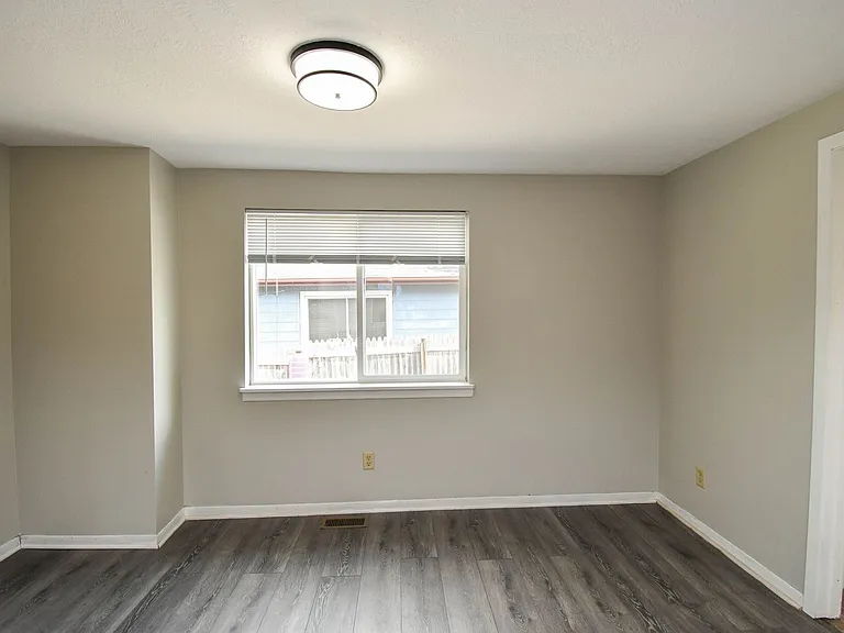 1115 N Duluth Ave — Photo 13