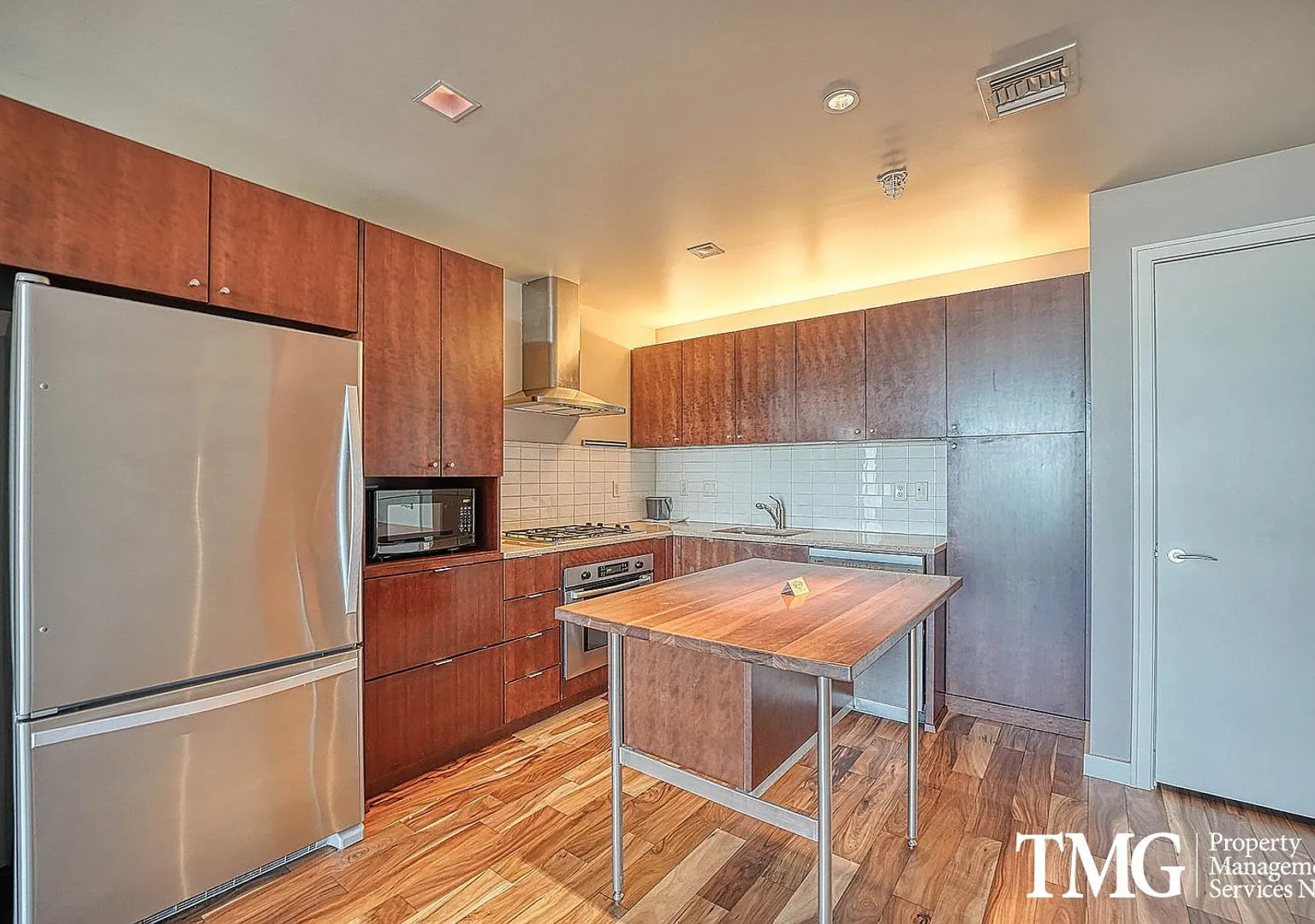 1 BD Condo in Desirable South Waterfront Location! — Photo 2