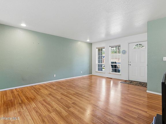 3rd image of 922 E Honeysuckle Glen Ct