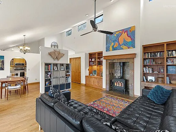 6 bed, 3892 sqft, $5,000 — Photo 1