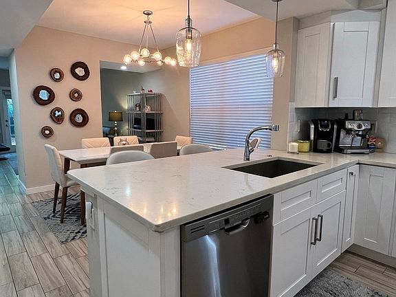 3rd image of 4811 Bayshore Blvd #404