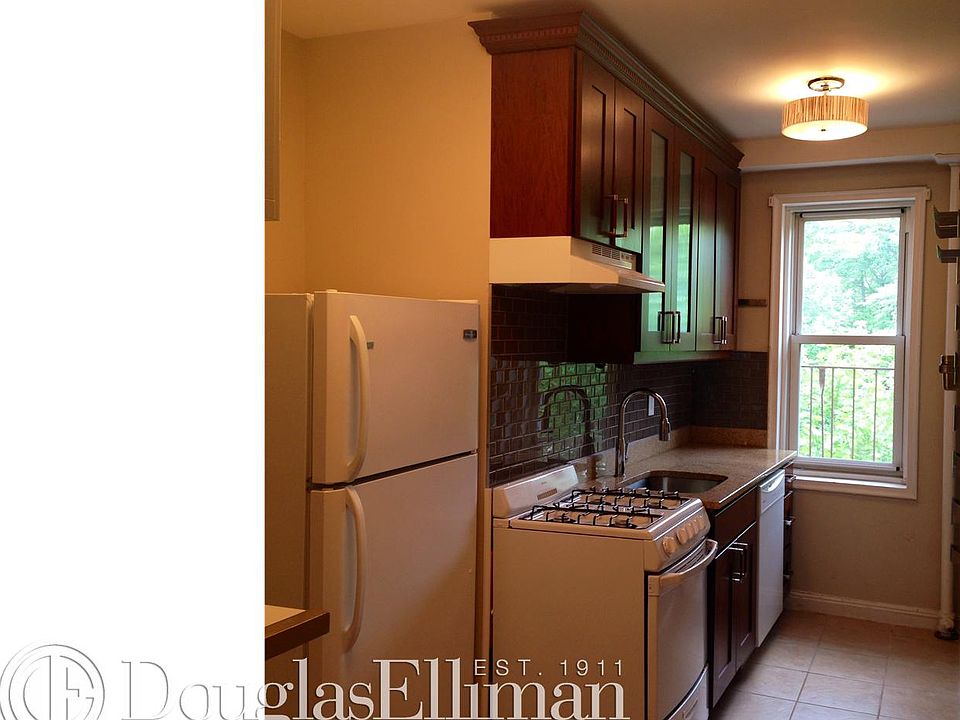 2nd image of 25 Plaza St W APT 4G