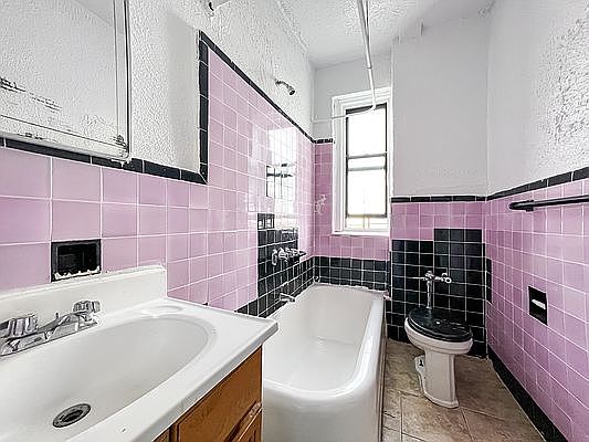 5th image of 655 Pelham Pkwy N APT 6L