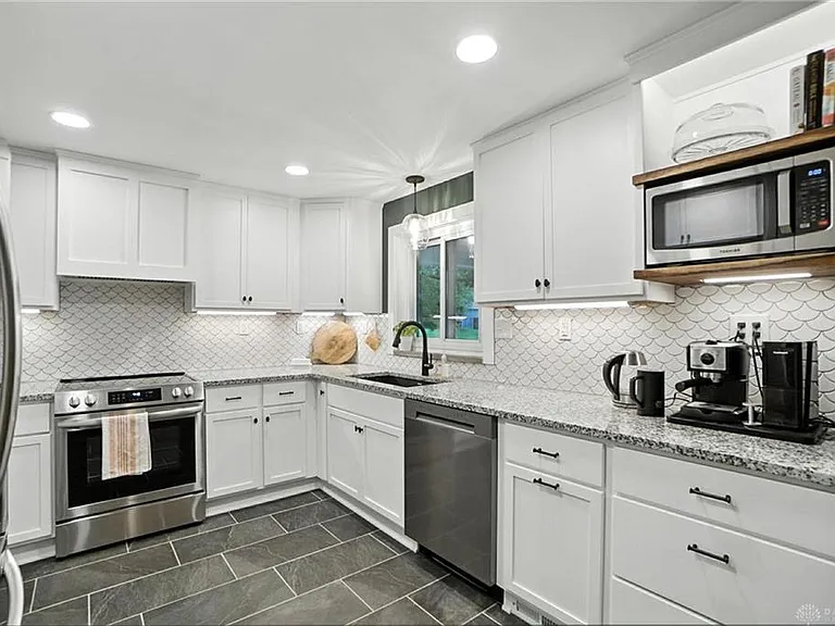 108 Napoleon Dr — Photo 11