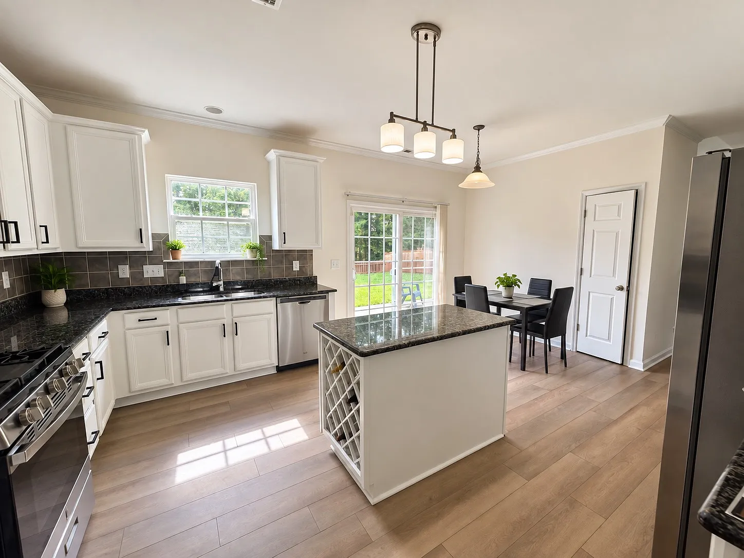 4 bed, 2.5 bath, 2080 sqft, $3,250 — Photo 4