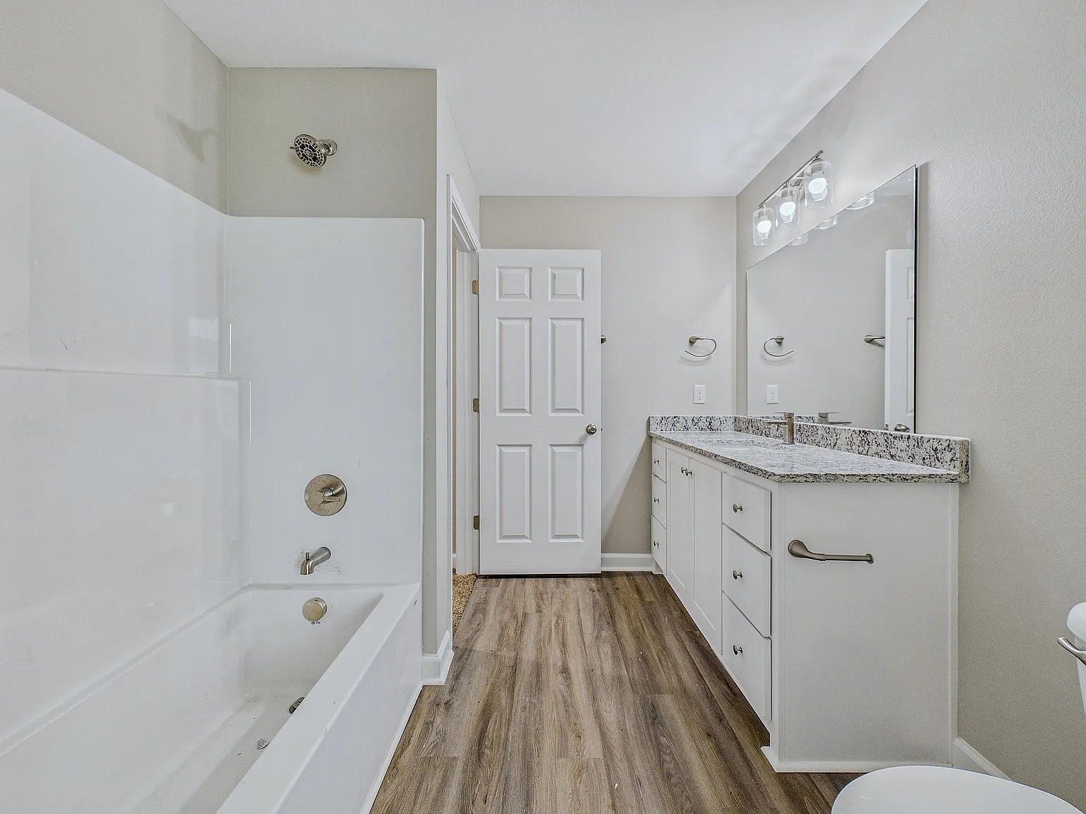 1008 Division St — Photo 2