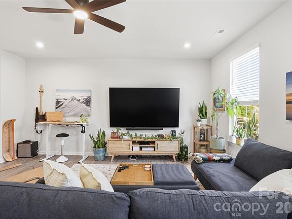 5th image of 1311 Ashbury St