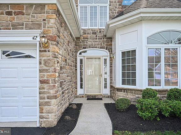 4th image of 42 Lewis Dr