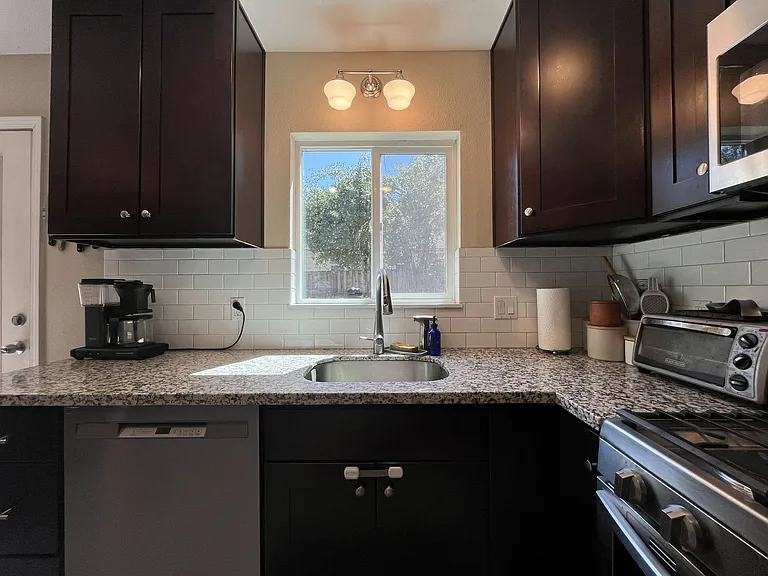 6640 NE Roselawn St — Photo 10