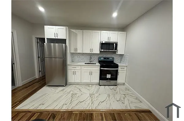 Building Photo - 102 Dubois Ave #2