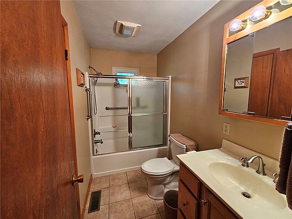 5th image of 1219 W Edwards St